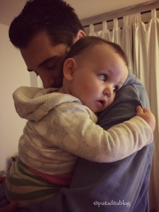 Abrazando a Súper Papá con 44 semanas